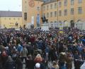 Bild: mib
Bei einer Demonstration gegen die Corona-Maßnahmen in Regensburg kamen am Samstag rund 2400 Teilnehmer auf den Domplatz.