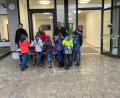 Bild: Marko Pammer/exb 
Dritter Bürgermeister Johann Kleber, Zweite Bürgermeisterin Irene Ehemann und Erster Bürgermeister Frank Zeitler (von links nach rechts) bei der Nikolausgeschenkaktion an der Grundschule Nabburg.