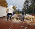 Bild: kro
Im Oktober wurde fleißig für den Dachstuhl gewerkelt. Mittlerweile ist er schon auf dem Neubau aufgebracht.