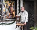 Bild: Gabi Schönberger
Hans Raß aus Letzau bietet auch den Kleinsten gern einen Platz zum Bestaunen seines Weihnachtsfensters an. Den Stuhl braucht es für sie als Steighilfe, um auf Fensterhöhe zu gelangen.