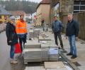 Bild: ow
Seit Anfang November überwacht Tiefbautechniker Daniel Färber (Zweiter von links) die Arbeiten am Marktplatz. Auf dem Bild prüft er mit den beiden Bürgermeistern Wolfgang Haberberger (Zweiter von rechts) und Helmut Schäffler (rechts) sowie mit Leonie Bär vom Bauamt der VG Eschenbach (links) die Verlegung der Pflastersteine am Unteren Tor.