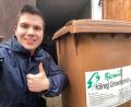 Bild: Alexander Smoljanovic
Alexander Smoljanovic strahlt: In Ursensollen hat er seine lang gesuchte Biotonne bekommen.