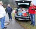 Bild: akp
Voll bepackt mit von Kindern gespendeten Spielsachen ist das Auto Erwin Laurers vor dem Transport nach Mayschoß. Im Bild (von links) Lisa Bräutigam, der Geschäftsführer des Gleiritscher Dorfladens, Anton Brand, und Erwin Laurer.
