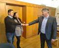 Bild: sne
"Fist-Bump" auf eine erfolgreiche Zusammenarbeit: Serkan und Ehefrau Serefe Maktav freuen sich mit Bürgermeister Edgar Knobloch schon auf die Eröffnung der Stadthalle.