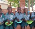 Bild: Socialis for The Gambia/exb
Der Gebenbacher Verein Socialis for The Gambia sorgt dafür, dass rund 600 Kinder in Gambia täglich eine Mahlzeit bekommen. Das Nationalgericht Domoda gibt es im Februar auch für die Menschen in Amberg. Die dürfen nicht nur schlemmen, sondern tun damit auch gleich noch etwas Gutes.