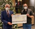 Bild: Edeka Kunert/exb
Gerhard Schottenheim, Vorsitzender der DLRG Amberg, freute sich über die Spende von Jörg Kunert, Inhaber E-Center Kunert (rechts).