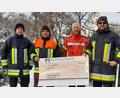 Bild: bk
Kein Jubiläum, keine Einnahmen. Trotzdem überweist die Thansüßer Feuerwehr 1000 Euro nach Ahrweiler. Mit dabei waren bei der Scheckübergabe (von links) Michael Espach, Michael Meyer, Markus Dreyer und Vorsitzender Philipp Grünbauer.
