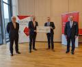 Bild: Sparkasse Oberpfalz Nord
Zur symbolischen Spendenübergabe waren Vorstandsvorsitzender Ludwig Zitzmann, Bürgermeister Roman Schäffler, Landrat Roland Grillmeier und Vorstandsmitglied Hans-Jörg Schön (von links) gekommen.