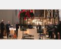 Bild: Anita Heldrich/exb
Bei der besinnlichen Stunde in der Hahnbacher Pfarrkirche begleiten die Instrumentalisten (von links) Thomas Seidel, Andreas Hubmann und Peter Seidel die Hahnbacher Sänger.
