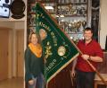 Bild: Renate Kellner/exb
Renate Kellner und Bernhard Frischholz mit der Vereinsfahne, die zum Jubiläum restauriert werden soll.