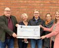 Bild: stg
Spendenübergabe am Otto-Hahn-Gymnasium: Im Bild von links Oberstudiendirektor Stefan Niedermeier, Oberstudienrätin Maria Sertl, die Elternbeiratsvorsitzenden Johannes Kopp und Andrea Röhrig sowie Lebenshilfe-Geschäftsführerin Susanne Hilpert.