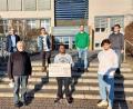 Bild: lg
Schülersprecher Liyaniya Kumarage Lakshan übergibt Manfred Beer (Zweiter von links) zusammen mit Vertretern der Lehrerschaft und der Schülermitverantwortung den Spendenscheck.