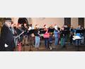 Bild: oe
Die Blaskapelle verbreitet musikalisch vorweihnachtliche Stimmung auf dem Ammerthaler Dorfplatz. Bürgermeister Anton Peter (links) trägt besinnliche Texte vor.