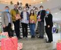 Bild: Klinikum/Uschold/exb
Madita Vosburg und Adrian Eickmeyer (vorne Mitte) sammelten zusammen mit der Klinikumsleitung und den Stationen Geschenke für das Ernst-Nägelsbach-Haus in Sulzbach Rosenberg.