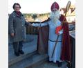 Bild: jzk
Marianne Fütterer dankte dem Nikolaus (Oliver Becher) für die Spendenaktion zugunsten von Koki Tirschenreuth.
