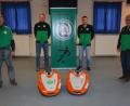 Bild: jr
Die beiden Fördervereins-Vorsitzenden Florian Greim (Zweiter von links) und Tobias Seitz (Zweiter von rechts) übergaben die neuen Mähroboter „Max und Moritz“ an stellvertretenden SV-Vorsitzenden Gerhard Greim (rechts) und an Platzwart Peter Greim. Die Freude über das rund 5000 Euro teure Weihnachtsgeschenk des Fördervereins war groß.