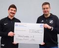 Bild: no
Abteilungsleiter Florian Roth (rechts) und der Spielführer der Ersten Mannschaft, Markus Waiz, mit dem Spendenscheck für die Aktion Sternstunden.