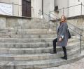 Bild: gib
Treppenforscherin Sophie Schlosser sieht Details, an denen andere vorbeigehen. Die Treppe an der Regensburger Neupfarrkirche sticht durch ihre viertelkegelförmige Form hervor – als wollte sie sich gleichmäßig nach unten ergießen.