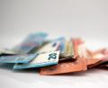 Bild: Nico Bekasinski - stock.adobe.com
Unter bestimmten Voraussetzungen gibt es von der Arbeitsagentur Geld für berufliche Fördermaßnahmen auch für Menschen, die Arbeit haben. So kann ein Produktionshelfer unter Umständen noch zum Ausbildungsabschluss gelangen ohne finanzielle Einbußen.