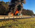 Bild: Markus Rath/Mittelbayerische/dpa
Mehrere Lastwagen stehen auf der Autobahn 3 in Flammen. Zuvor war ein Lastwagen in einen Konvoi mehrerer US-Militärfahrzeuge gefahren, der mit mehreren Tankfahrzeugen auf dem Seitenstreifen gestanden war.