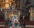 Bild: kro
Pfarrer George Parankimalil setzte zu Beginn der Andacht in der Pfarrkirche St. Laurentius das Allerheiligste aus. Vorne war ein Bild der Muttergottes aufgestellt.