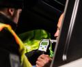 Symbolbild: Andreas Arnold/dpa
Eine Alkoholkontrolle vor Ort führt die Polizei bei Verdacht durch. Wenn diese positiv ist, geht es ins Krankenhaus zur Blutentnahme.