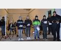 Bild: gi
Das dritte Adventfenster wurde am neuen Feuerwehrhaus in Burgtreswitz geöffnet. Die Jugendfeuerwehr trug mit Fürbitten bei.
