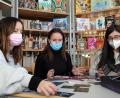 Bild: Wolfgang Steinbacher
Die Abiturientinnen Fabienne Rauscher, Marlene Dömel und Dora Kezer (von links) mit einem ihrer Lieblingsspiele, "Villainous", in der GMG-Bibliothek. Hier können alle im P-Seminar rezensierten Spiele (im Hintergrund) ausgeliehen werden.