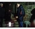 Bild: Walter Elberskirch/exb 
Adventliche Besinnung am Zwingerweg. Raphael Haubelt (re) und Mitglieder des Männervereins.