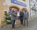 Bild: Thomas Graml, Stadt Amberg/exb
Oberbürgermeister Michael Cerny (links) freut sich mit Altstadtkümmerin Verena Fitzgerald und Wirtschaftsförderer Karlheinz Brandelik über die Auszeichnung.