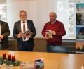 Bild: Fabian Polster/Landkreis Tirschenreuth/exb
Das Heimatbuch „Lokalbahn, Schloss und Kapuziner“ stellten (von links) Schriftleiter Peter Knott, Landrat Roland Grillmeier und Verleger Eckhard Bodner im Landratsamt Tirschenreuth vor.