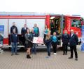 Bild: jma
Katharina Dörner (links) übergibt für die Festdamen der Feuerwehr Pressath den Scheck an Simone Kreppner.