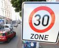 Symbolbild: Arne Dedert
Ein Verkehrsschild weist auf eine Tempo 30-Zone hin.