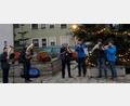 Bild: jow
D`Hammerbachtaler Blous`n spielt vor dem Christbaum auf dem Dorfplatz in Lintach vorweihnachtliche Weisen..