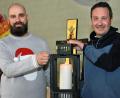 Bild: Stephan Huber
Pfarrer David Scherf (links) zieht am Donnerstag, 23. Dezember, zwischen 16 und 20 Uhr mit Musikern und dem Friedenslicht durch die Straßen am Bergsteig und im Dreifaltigkeitsviertel. Tobias Amann vom Kirchenvorstand fährt den Weihnachts-Bulldog.