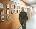 Bild: bl
Oberstleutnant Marek Krüger hat sich gut eingelebt in der Pfreimder Kaserne. Schließlich war ihm der Standort aus seiner Zeit als Kompaniechef hier durchaus vertraut. Wenn er durch den Flur geht hat er gleich seine Vorgänger (links) im Blick.
