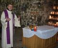 Bild: jr
Stadtpfarrer Dr. Thomas Vogl beim adventlichen Gottesdienst an der Lourdesgrotte. Etwas Wärme und Lockerheit brachte er mit dem Hüpfen der Gläubigen ein, das er gerade in dieser Zeit sehr wichtig nannte.
