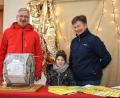 Bild: njn
Fleißig war Glücksfee Julia bei der Ziehung der rund 90 Preise. Mit auf dem Foto (von links) Bürgermeister Johannes Reger und die Organisatorin der Adventsamstage, Sigrid Heindl.