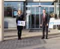 Bild: Stephanie Fuchs/exb
Von links: Raiffeisen-Vorstandsmitglied Erich Übler, Personalleiterin Heidi Hiltel, Krankenhaus-Vorstand Roland Ganzmann und Raiffeisen-Vorstandsmitglied Martin Sachsenhauser bei der Übergabe der Wellness-Gutscheine.
