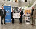 Bild: Volksbank Raiffeisenbank Nordoberpfalz/exb
Der symbolische Scheck über 14 250 Euro wurde in der Geschäftsstelle Waldsassen übergeben. Von links die Geschäftsstellenleiter Andreas Rosner, Corinna Männer und Thorsten Meier zusammen mit Regionalmarktleiter Tilo Scharnagl.