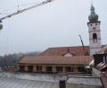 Bild: szl
Das Dach auf dem Neubau des Rathauses II wird aktuell winterfest gemacht. Nach der Weihnachtspause geht es im neuen Jahr zügig weiter.