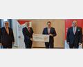 Bild: Sparkasse Oberpfalz Nord/exb
Vorstandsvorsitzender Ludwig Zitzmann, Landrat Roland Grillmeier, Bürgermeister Stefan Grillmeier und Vorstandsmitglied Hans-Jörg Schön (von links) waren bei der Scheckübergabe dabei.