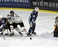 Archivbild: gb
Die Blue Devils haben weiterhin sieben Ausfälle zu beklagen, zwei davon sind Dennis Thielsch (links) und Barry Noe (Zweiter von rechts). Die Weidener empfangen am Donnerstag den EC Peiting und treten am zweiten Weihnachtsfeiertag beim SC Riessersee an.