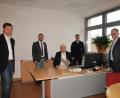 Bild: bey
Geschäftsstellenleiter Dieter Schobert (sitzend) klappt symbolisch den Ordner zu. Seine Aufgabe übernimmt künftig der bisherige Kämmerer Sven Lederer (links).