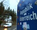 Archivbild: Karl-Josef Hildenbrand
Wer von Bayern nach Österreich will, um billigen Sprit zu tanken oder einzukaufen, muss seit dieser Woche eine dritte Corona-Impfung vorweisen können,