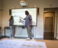 Symbolbild: Frank Rumpenhorst/dpa
Die Johann-Andreas-Schmeller-Mittelschule in Tirschenreuth bekommt zwölf digitale Tafeln. Dies beschloss der Stadtrat in der Dezembersitzung.