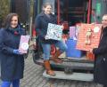 Bild: jr
Mit einem Lieferwagen brachte Stefanie Fuhrmann (Mitte) die Geschenke im Wert von über 2000 Euro zur Mitterteicher Tafel. Geschenke hatte sie für 55 Kinder von Tafelbeziehern, denen ein Weihnachtswunsch erfüllt wurde. Beim Abladen halfen Tafel-Vorsitzende Nicole Fürst (links) und Schatzmeisterin Gabi Neumüller-Wölfl mit.