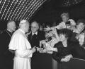 Bild: Archiv Josef Rosner
1988 reiste Pfarrer Anton Vogl (Dritter von links) mit Konnersreuthern nach Rom zur Seligsprechung von Pater Liberat Weiß. Dort kamen die Besucher auch Papst Johannes Paul II. ganz nah.