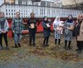 Bild: jr
Denise Schmid und Annalena Fink-Haydari (von links) und AWO-Geschäftsführerin Heike Laube (rechts) überreichten diese Geschenke an vier Flüchtlingsfrauen in Mitterteich stellvertretend für die 80 Familien im Landkreis.
