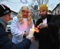 Bild: Stephan Huber
Pfarrer David Scherf (rechts) und Weihnachtsengel Tobias Amann (Mitte) geben am 23. Dezember das Friedenslicht aus. Mit dem weihnachtlich geschmückten Bulldog, begleitet von Musik, zogen sie durch die Stadt.,